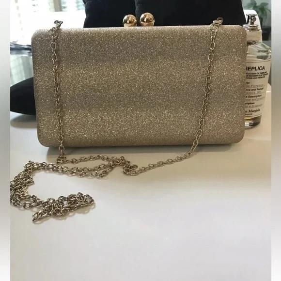 La Regale | Bags | La Regale Vintage Hard Shell Purse Chain  display picture 3